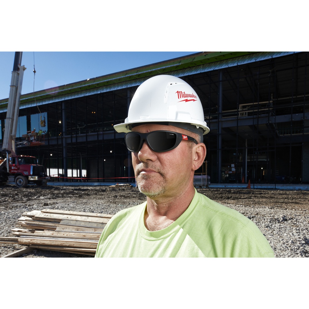Okulary_ochronne_premium_z_uszczelką_Milwaukee_Premium_Polarised_Safety_Glasses_with_Gasket_-1pc_3