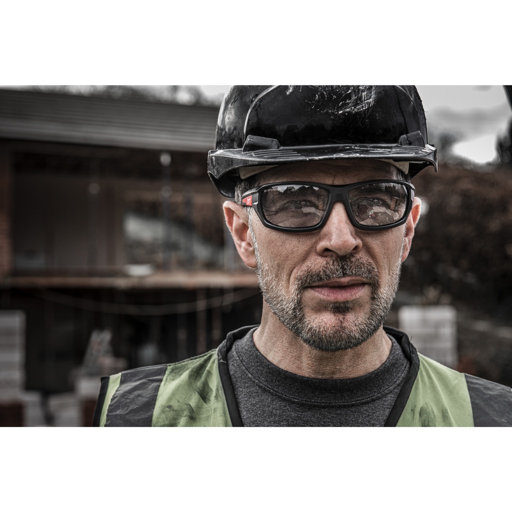 Okulary_ochronne_premium_Milwaukee_Performance_Safety_Glasses_Grey_-_1pc_1