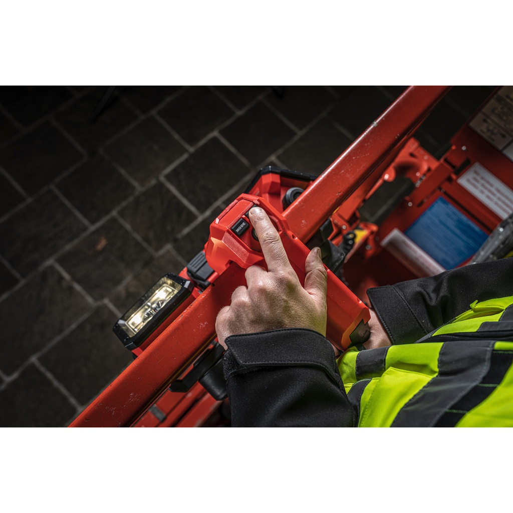 M18™_Lampa_obszarowa_LED_Milwaukee_M18_UBL-0_4