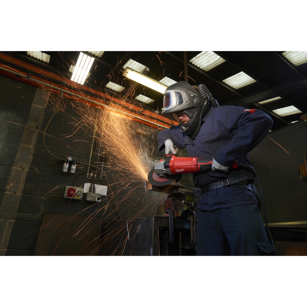 Szlifierka_kątowa_2400_W_z_hamulcem,_ochrona_przed_odrzutem_i_systemem_antywibracyjnym_AVS_Milwaukee_AGVKB_24-230_EKX_DMS_1