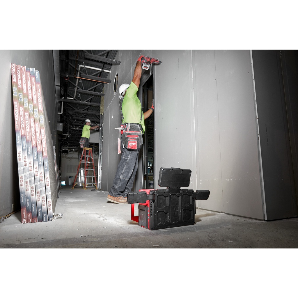 M18™_PACKOUT™_Lampa_do_oświetlania_strefowego_z_ładowarką_Milwaukee_M18_POALC-0_9