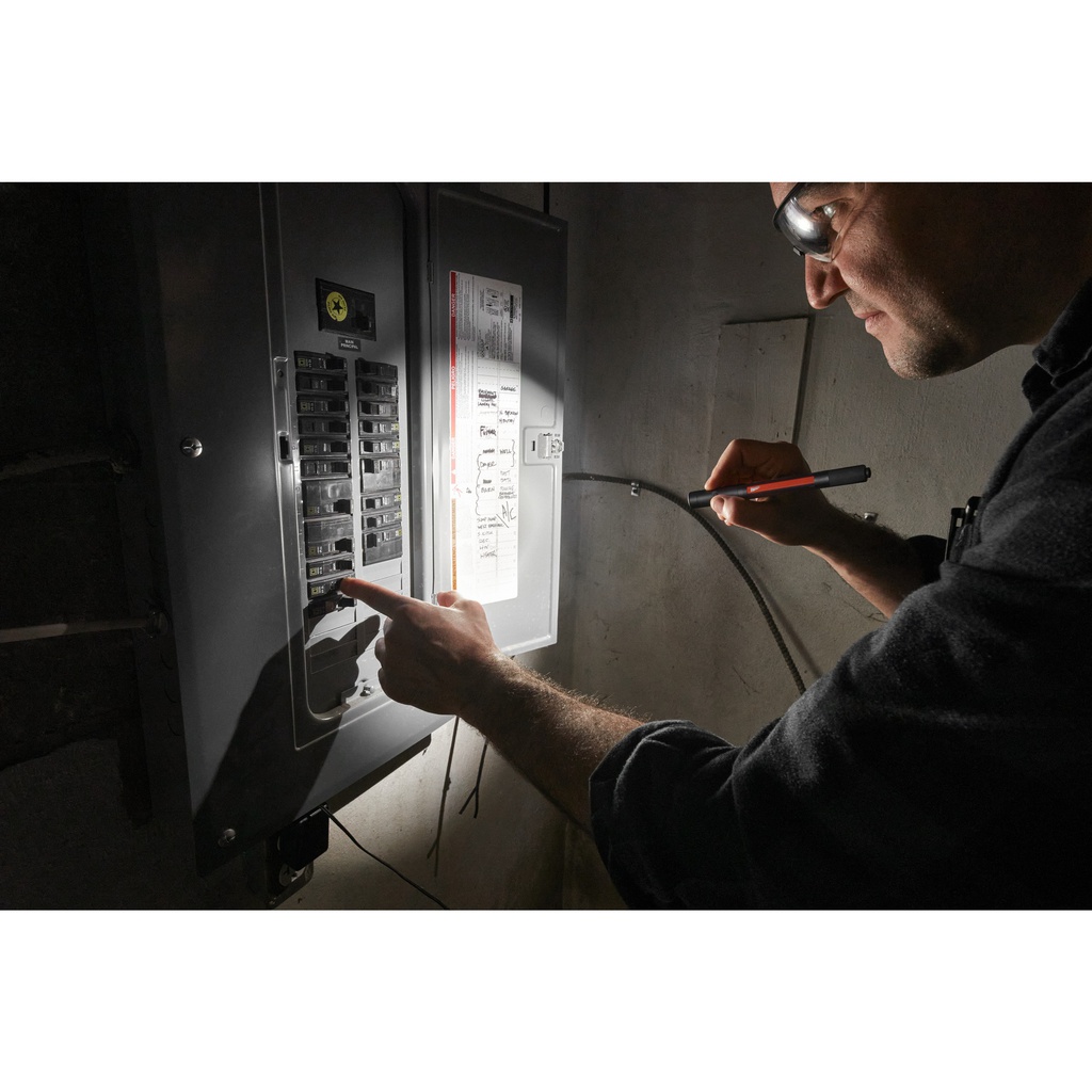 Latarka_z_wbudowanym_akumulatorem_USB-_250_lumenów_Milwaukee_IR_PL250_1