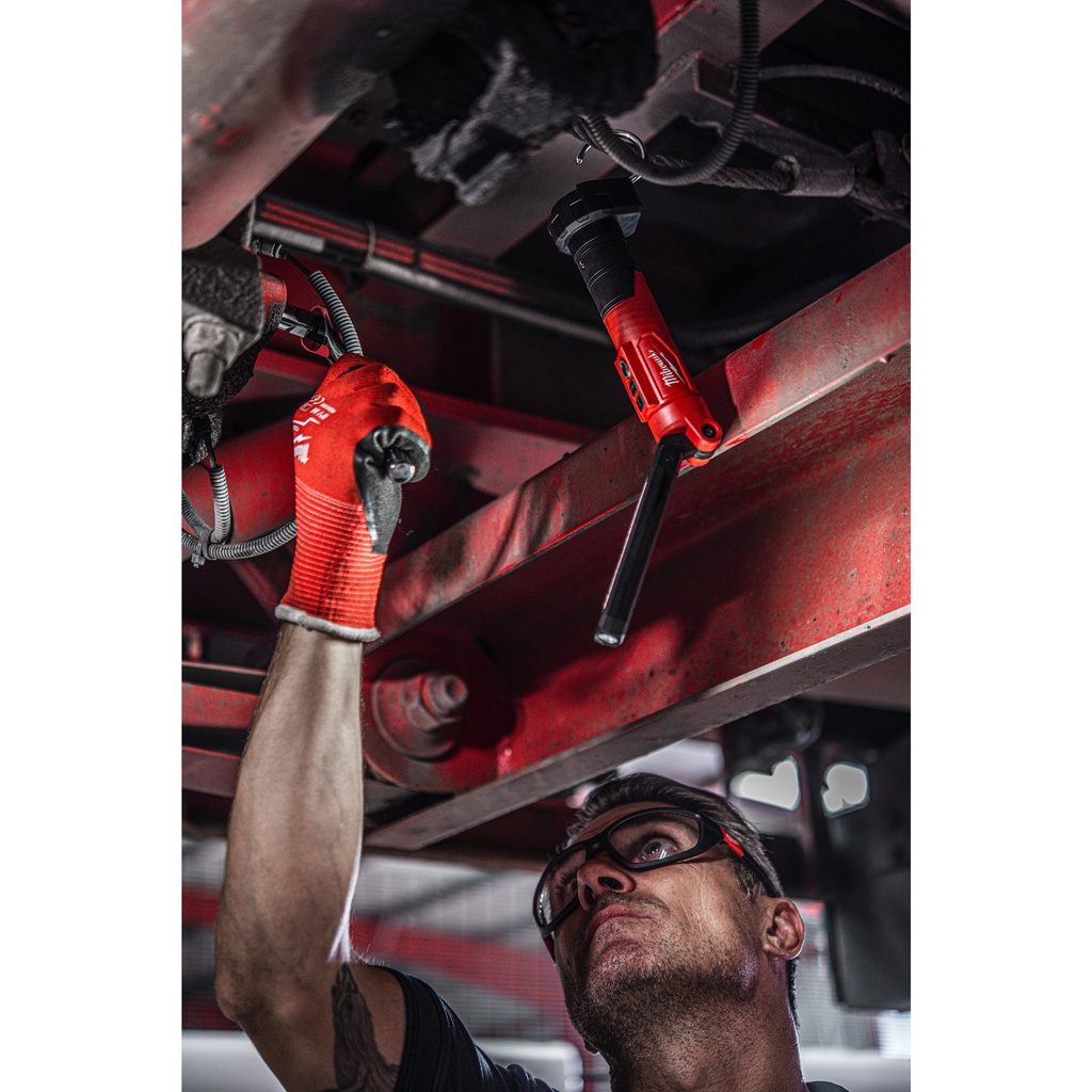 Latarka_akumulatorowa_USB_550_lumenów_Milwaukee_L4_SL550-301_3