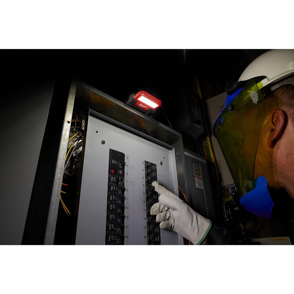 Reflektor_składany_z_ładowaniem_USB_Milwaukee_L4_FFL-301_2