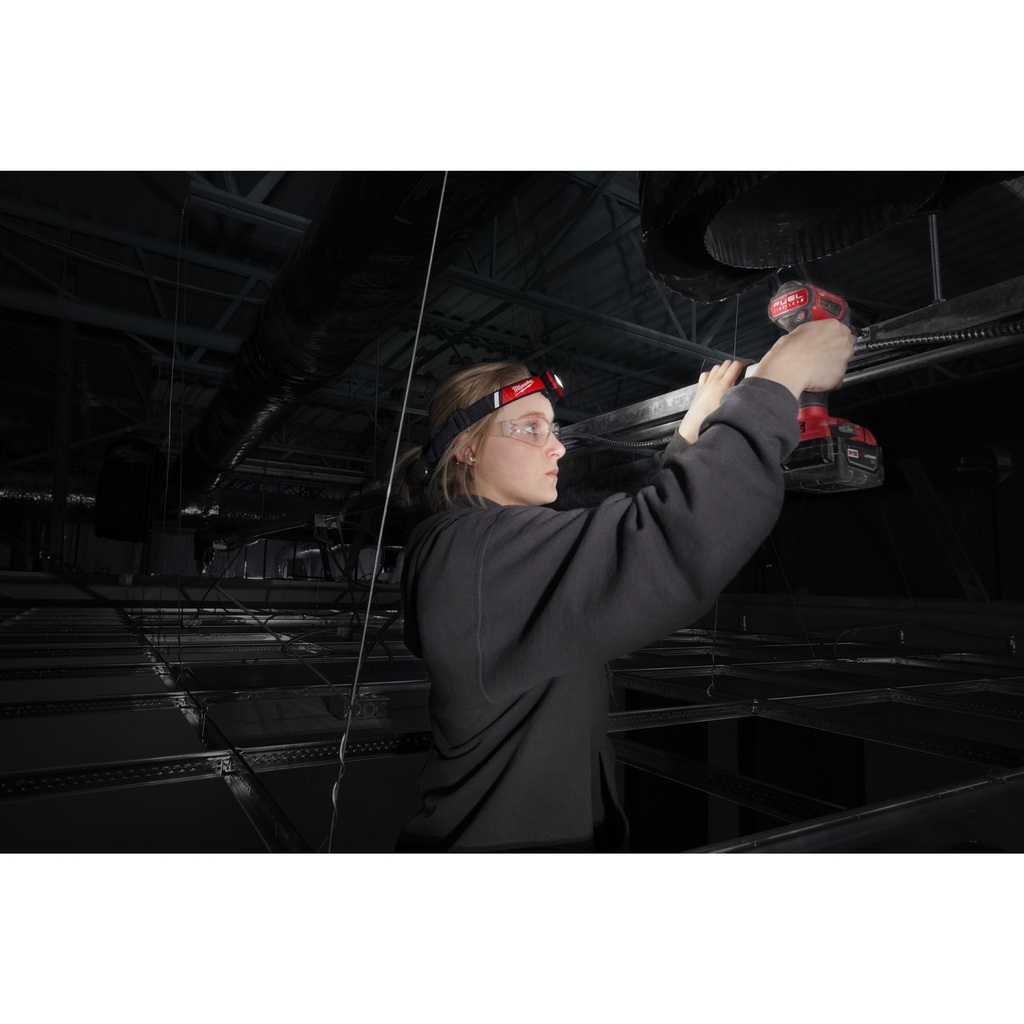 Akumulatorowa_latarka-czołówka_USB_Milwaukee_L4_HLRP-301_1