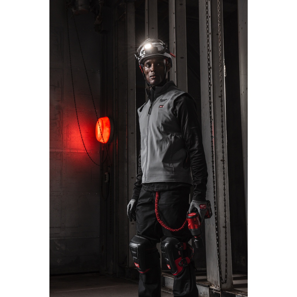 Latarka_czołowa_ładowana_przez_USB_600_lumenów_Milwaukee_L4_BOLTHL-301_3